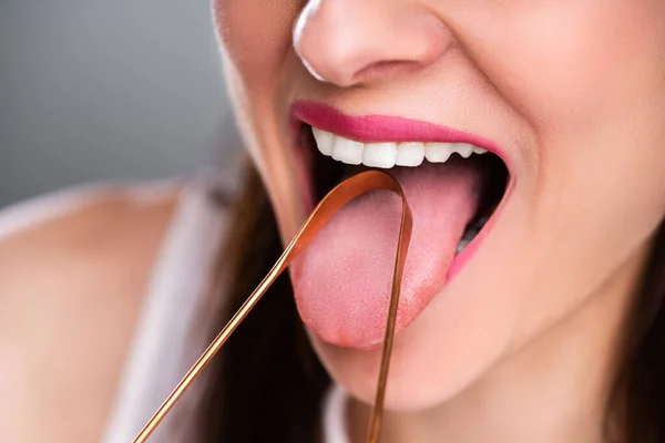 Nahaufnahme Einer Frau Die Ihre Zunge Mit Reiniger Reinigt — Stockfoto