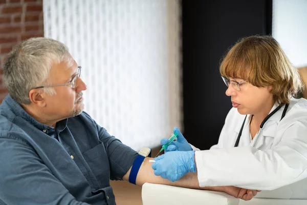 Close Doutor Recolhendo Amostra Sangue Braço Paciente — Fotografia de Stock