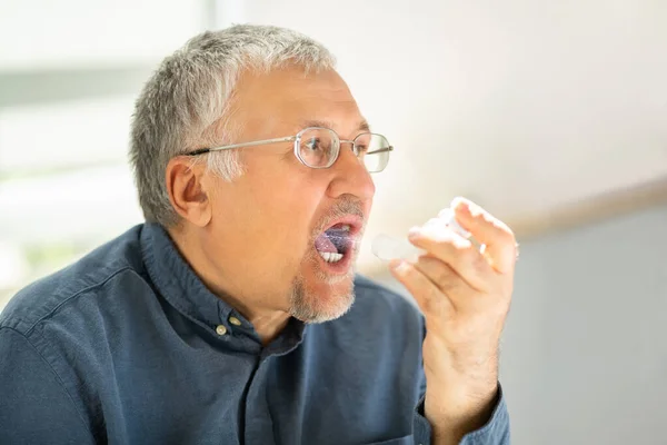 Astım Inhaler Kullanan Bir Adam Close — Stok fotoğraf