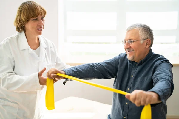 Sjukgymnastikpatient Som Använder Sjukgymnastikband För Rehabilitering — Stockfoto