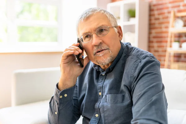 Vecchio Anziano Che Parla Smart Phone — Foto Stock