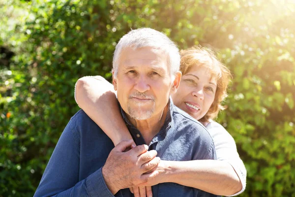 Porträt Einer Glücklichen Frau Die Ihren Mann Von Hinten Umarmt — Stockfoto