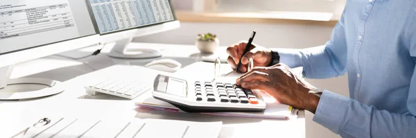 Pengguna Bisnis Menghitung Invoice Menggunakan Kalkulator Meja — Stok Foto