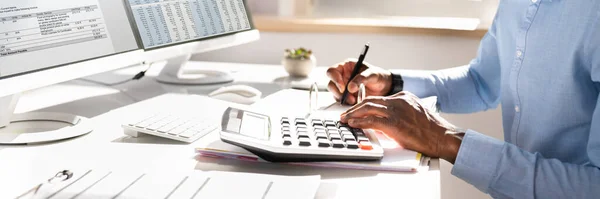 Zakenman Het Berekenen Van Factuur Gebruikend Calculator Aan Bureau — Stockfoto