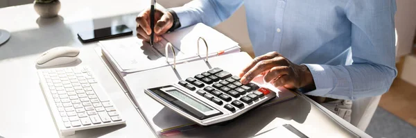 Foto Businessman Hand Calculating Bill Office — Stok Foto