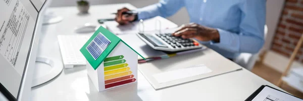 Affärsman Beräknar Kostnaden För Energieffektiva Hus — Stockfoto
