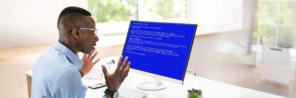 Besorgter Mann Computer Mit Systemausfall Bildschirm Arbeitsplatz — Stockfoto