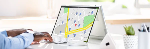 用Gps地图在笔记本电脑上显示导航指针的人的特写 — 图库照片