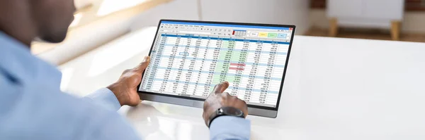 Elektronische Tabellenkalkulation Analyst Oder Prüfer Mit Software Auf Dem Tablet — Stockfoto