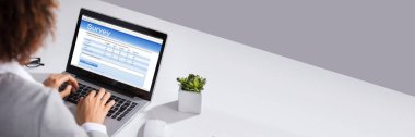 Laptop işyerinde anket doldurma bir işkadını Close-Up