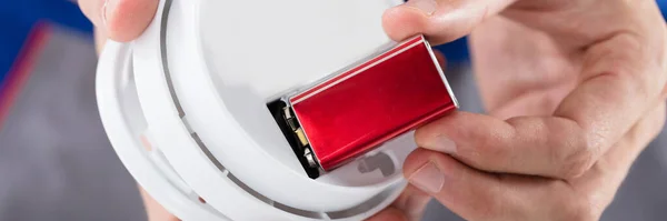 Nahaufnahme Der Hand Einer Person Die Batterie Rauchmelder Einsetzt — Stockfoto