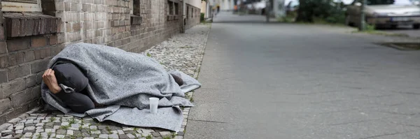 Hombre Sin Hogar Cubierto Con Manta Durmiendo Calle Ciudad —  Fotos de Stock