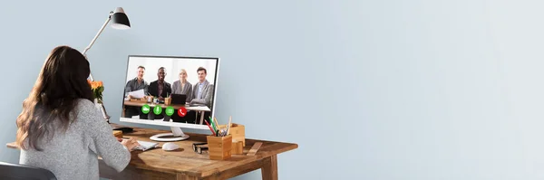 Vrouw Videovergaderingen Met Lachende Mannelijke Vrouwelijke Collega Computer — Stockfoto