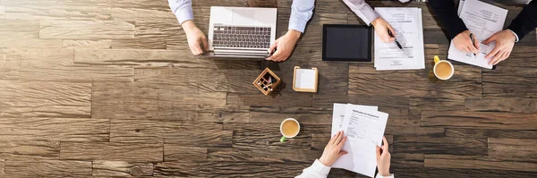 Vista Elevada Empresarios Tomando Una Entrevista Sobre Escritorio Madera Oficina — Foto de Stock