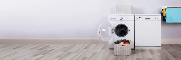 Empty Washing Machine Pile Dirty Clothes Basket Laundry Room — Stock Photo, Image