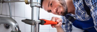 Genç erkek tesisatçı lavabo banyo ayarlanabilir anahtarı ile onarma