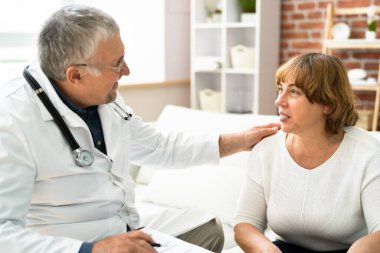 Doktor yaşlı hastayla konuşuyor. Yaşlı Sağlık Hizmetleri