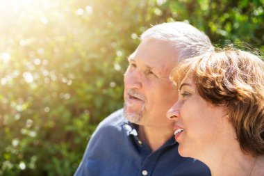 Dışarıda Yeşil Giyinen Emekli Yaşlı Çift