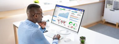 Bilgisayarda Kpi GrafiğiNi Analiz Eden Panoya Bakan İşadamı