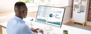 İşadamının El Analizi Yapan İşyeri Bilgisayarının Yakın Çekimi