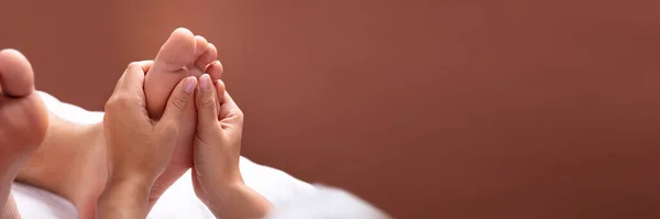 Close Terapeuta Mão Dando Massagem Aos Pés Para Homem — Fotografia de Stock