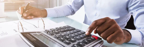 Close Businessman Calculating Invoice Using Calculator Workplace — Stock Photo, Image