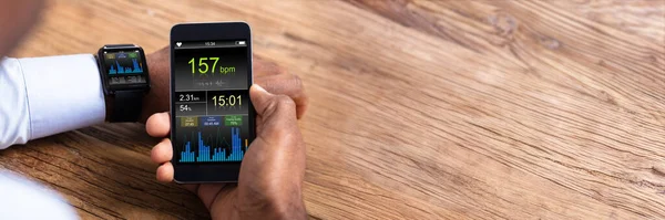 Férfi Kezét Smartwatch Mobil Monitoring Pulzusszám Felső Íróasztal — Stock Fotó