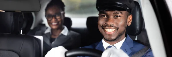 Empresária Sentada Atrás Motorista Masculino Africano Feliz Carro Condução — Fotografia de Stock