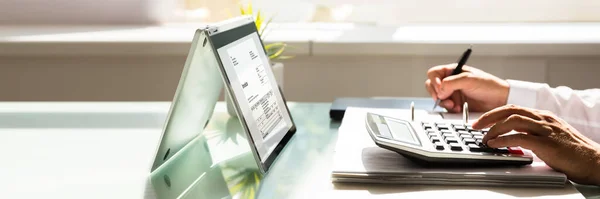 電卓を使用して請求書を計算する実業家の手のクローズ アップ — ストック写真
