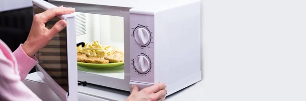 Photo Woman Hands Opening Microwave Oven Door — Stock Photo, Image