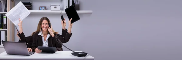 Retrato Una Mujer Negocios Feliz Haciendo Trabajo Multitarea Oficina — Foto de Stock