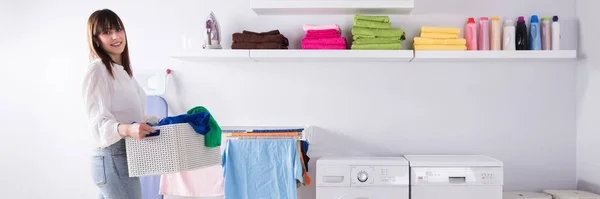 Jovem Mulher Transportando Cesta Cheia Roupas Sujas Lavanderia — Fotografia de Stock