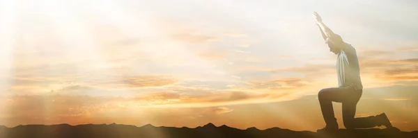 Вид Сбоку Человека Встающего Колени Сидящего Фоне Облачного Неба Закате — стоковое фото
