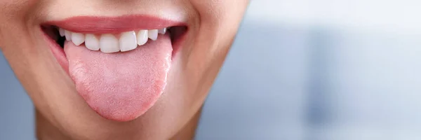 Nahaufnahme Des Gesichts Einer Frau Die Ihre Saubere Zunge Zeigt — Stockfoto