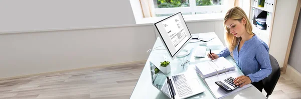 Jonge Zakenvrouw Berekening Van Bill Met Computer Laptop Bureau — Stockfoto