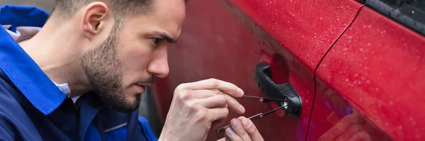 Junger Mann Öffnet Mit Schlüsseldienst Rote Autotür — Stockfoto