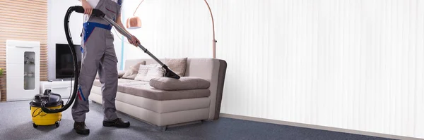 Man Cleaning Sofa Living Room Menggunakan Vacuum Cleaner Rumah — Stok Foto