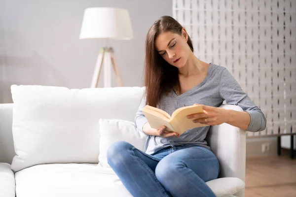 Erwachsene Person Die Auf Dem Sofa Sitzt Und Buch Liest — Stockfoto