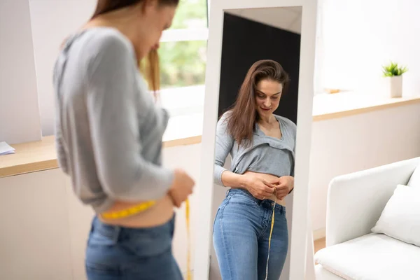 Weerspiegeling Van Een Gelukkige Vrouw Meten Van Taille Met Een — Stockfoto