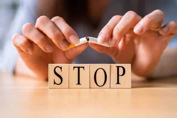 Close Van Een Vrouw Hand Breken Sigaret Houten Stop Blokken — Stockfoto