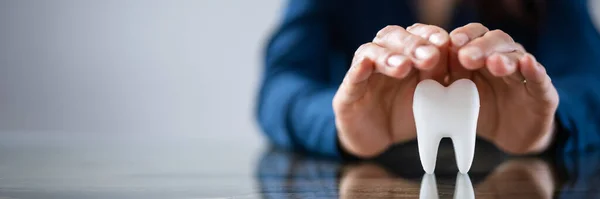 Kvinnans Hand Skyddar Hälsosam Hygienisk Vit Tand Reflekterande Bord — Stockfoto