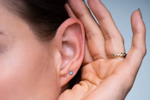 Primer Plano Una Mujer Tratando Escuchar Con Mano Sobre Oreja — Foto de Stock