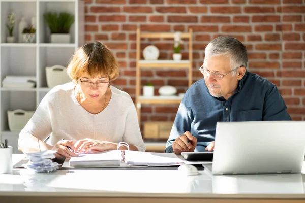 Mujer Mayor Revisando Las Cuentas Mientras Marido Suma Las Cifras — Foto de Stock