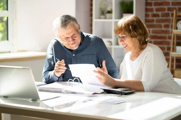 Retrato Feliz Pareja Ancianos Leyendo Una Carta Juntos —  Fotos de Stock