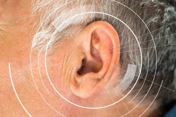 Primer Plano Del Hombre Cubriendo Oreja Con Mano Sobre Fondo — Foto de Stock