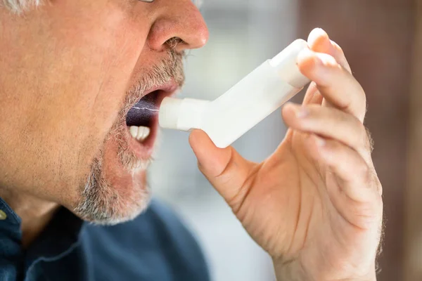 Close Man Using Asthma Inhaler — Stock Photo, Image