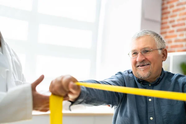 Paciente Fisioterapia Usando Bandas Fisioterapia Para Rehabilitación — Foto de Stock