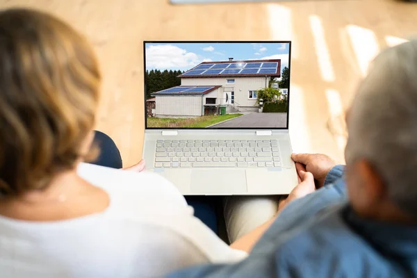 Couple Regardant Maison Ligne Sur Ordinateur Portable Maison — Photo