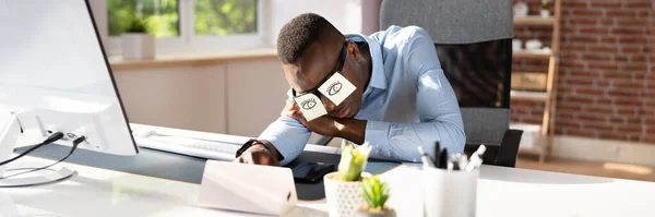 Junger Mann Verdeckt Seine Augen Mit Klebezetteln Auf Schreibtisch Büro — Stockfoto