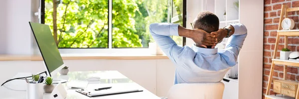 Jeune Homme Affaires Détendu Détendre Sur Chaise Derrière Bureau Bureau — Photo